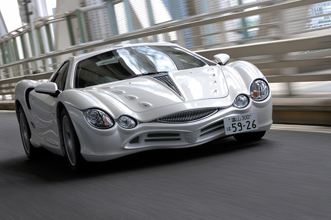 【スペック】オロチ:全長×全幅×全高=4560×2035×1180mm/ホイールベース=2600mm/車重=1580kg/駆動方式=MR/3.3リッターV6DOHC24バルブ(233ps/5600rpm、33.4kgm/4400rpm)/価格=1050.0万円(テスト車=1100.0万円/本革シート=20.0万円/パール塗装=30.0万円)