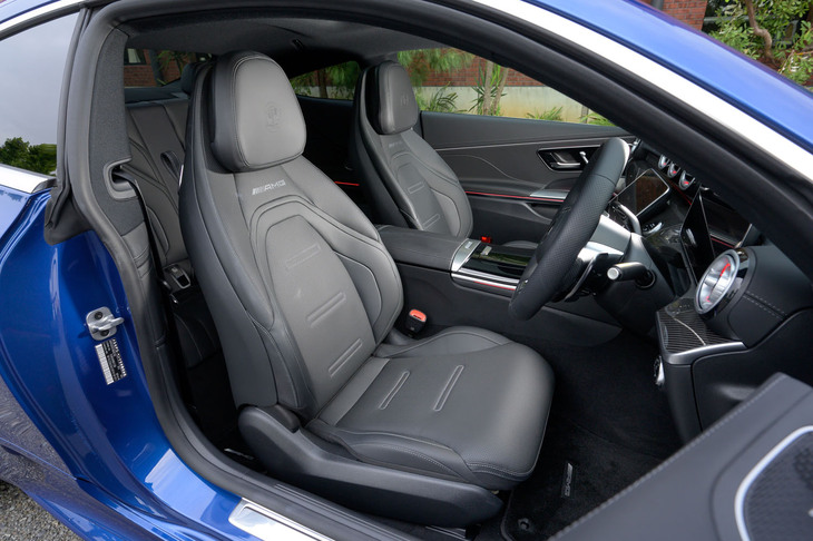 AMGナッパレザーシートはオプションの「レザーエクスクルーシブパッケージ」に含まれている。見た目どおりの高いホールド感が得られる。