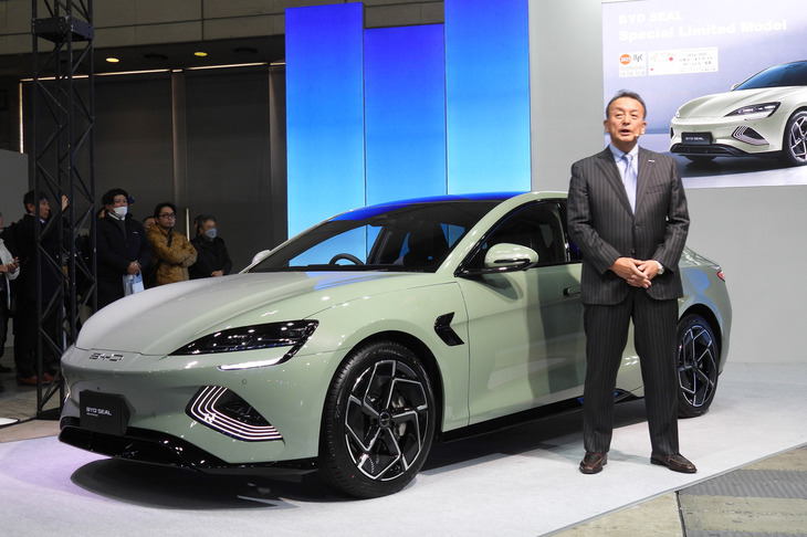 「東京オートサロン2025」の会場より、「BYDシール」とBYDオートジャパンの東福寺厚樹社長。東福寺氏いわく、シールはバッテリー搭載量の多さに加え、“デザインのよさ”でも購入者から好評を得ているという。アジアカーに偏見の多い(苦笑)日本のマーケットで、顧客が中国車のデザインを高く評価しているという事実は、『カーデザイン曼荼羅』の担当編集として考えさせられるものがあった。