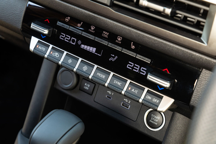 三菱トライトンGSR(エアコンスイッチ)