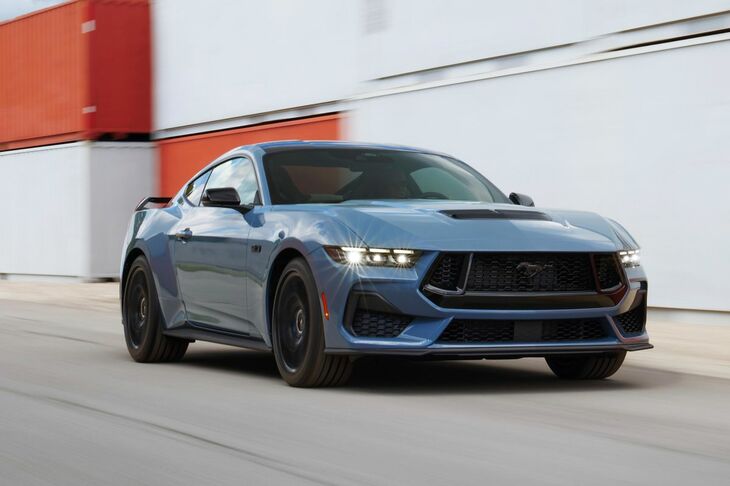 フォード・マスタング:斬新なデザイン、デジタルインテリア、そして450PSを超える5リッターV8の改良で、フォードはクラシックなマッスルカーを再出発させる。