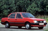 1981年に登場したJカープロジェクトのドイツ版である「オペル・アスコナC」。2/4ドアセダン、新たに加わった5ドアハッチバックというボディーに1.3/1.6リッター直4 SOHCなどのエンジンを横置きして前輪を駆動する。