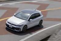 ボディーカラーは全9種類。「グラナディラブラックメタリック」のモノトーンを除くと、いずれもルーフを黒で塗り分けたツートン仕様となる。