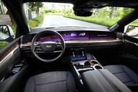 ダッシュボード全体に広がる、55インチのディスプレイが目を引くインテリア。パネル類には広範にわたりレザーが巻かれ、ヘッドライナーにもスエード調表皮が張られている。