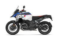 2024年9月に国内販売がスタートした「BMW R1300GSアドベンチャー」。容量30リッターの大型燃料タンクやフェアリングを装着するロングツーリングモデルで、「ASA」と呼ばれるBMW独自の自動クラッチシステムを搭載している。