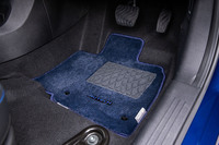 ブルーでコーディネートされた消臭機能が付く「AUTECHクロスオーバー専用フロアカーペット」は、2万9150円のディーラーオプションアイテム。