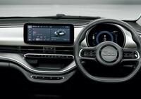 水平基調のインストゥルメントパネル。センターには10.25インチのディスプレイが備わる。