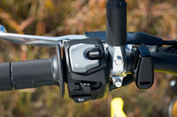 各種電子制御は左のハンドルバーにあるスイッチボックスで操作。「MODE」ボタンと「UP/DOWN」スイッチの操作により、モードの切り替えや設定の変更が可能となっている。