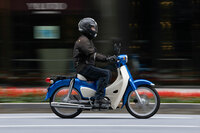 今回のマイナーチェンジでは、「クロスカブ110」にも同様の改良を実施。ひと月遅れで「スーパーカブ110プロ」にも、新エンジンやABS付きディスクブレーキ。キャストホイールなどが採用された。