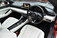 ガソリンエンジンの上級モデル「25S Lパッケージ」のインテリア。水平基調のエレガントなデザインに一新された。