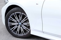 テスト車には前:225/45R18、後ろ:255/40R18サイズの「ミシュラン・パイロットスポーツ4」ランフラットタイヤが装着されていた。