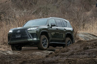 ベース車である「トヨタ・ランドクルーザー“300”」ゆずりの悪路走破性も、海外で「レクサスLX」が支持されているポイント。あまたの逸話に彩られたランクルのブランド力は、すでにジープやディフェンダー、ゲレンデワーゲンにも比肩するものとなっているのだ。(写真:向後一宏)