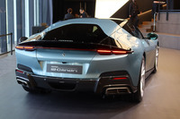 大きな山型(デルタ型)の輪郭が強烈な個性を放つリアビュー。