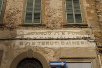 写真B。ムッソリーニの言葉「人は強くなったとき、友を大切にする。そして敵から恐れられる」。ルチニャーノ村で2019年6月に撮影。