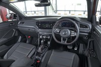 質実剛健なインテリアのつくりは最新のフォルクスワーゲン車に共通するもの。インパネやドア内張りにレイアウトされたガンメタルグレーのパネルが控えめに主張する。