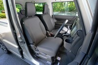 インテリアでは、カーキステッチのファブリックシート表皮やドアトリムクロスにはっ水加工が施される。