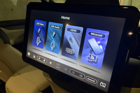 12.8インチ液晶モニターをフロントシートのヘッドレスト後方に配置する「シートバックパーソナルリアモニター」は、左右セットで26万1000円となるオプションアイテム。