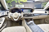 インテリアデザインは「Sクラス」に準ずるもの。試乗車はパッケージオプションの「designoスタイルパッケージ」を装着していた。センターコンソールなどに施されるアクセントのカラーが、専用の「ディープシーブルー」に変更される。