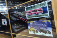 日本初の自動車切手は1958年発行の「関門トンネル開通記念切手」だが、描かれていたのはクルマのシルエットのみ。クルマがメインで扱われた自動車切手は2000年に初めて発行されたという。