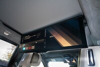 普段は天井に格納されている31.3インチの大型スクリーンはオプションの「リアシートエンターテインメントエクスペリエンス」で装着できる。価格は75万円。