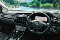 「ゴルフ トゥーランTSIハイライン」のインストゥルメントパネルまわり。