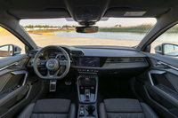 ボトムがフラット化されたステアリングホイールにはクロームメッキ仕上げのシフトパドルが新たに採用された。アルミルックのペダルやフットレストも「S3」の専用アイテムである。