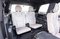 2人掛けとなる「XC90ウルトラT8 AWDプラグインハイブリッド」の3列目シート。3列目に乗り込むのは少々大変で、座り心地が悪く閉塞(へいそく)感も高いから、長時間の移動はキツそうだ。緊急用と割り切ったほうがいいだろう。
