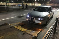 深夜の一般道を走行中、トラブルに見舞われレッカー移動される“激安3号”こと、カーマニア仲間Kの愛車「アルファ147」。3年前に28万円で購入した2001年式の並行モノで、1.6リッターの左ハンドル5段MT車だ。