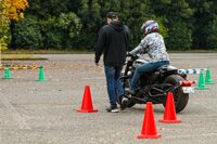 低速バランスの講習では、コーンでできただ円のコースを、講師の歩くスピードに合わせて走行。ハーレーのエンジンはとにかくトルクが大きいので、スロットルはあおらずにリアブレーキとクラッチ操作で車速をコントロールする。