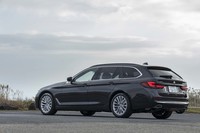 続いては「523dツーリング ラグジュアリー エディションジョイ+」に試乗。エディションジョイ+とはBMWのクリーンエネルギー車に設定されたお買い得モデルで、「523dツーリング ラグジュアリー」と同装備ながら価格が25万円安くなっている。