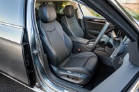 「エレガンス」のシート表皮はマイクロフリースが標準だが、試乗車には、運転席/助手席に電動調整機構やベンチレーション機能を備えた、オプションのレザーシートが装備されていた。同オプションを選択すると、前席のマッサージ機能も3チャンバー式から10チャンバー式に“格上げ”される。
