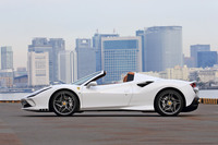 従来モデルの「488スパイダー」より20kgの軽量化を実現したという「F8スパイダー」。車重は、乾燥重量で1400kgと公称されている(車検証記載値は1640kg)。