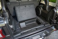 荷室容量は898リッター(北米仕様、SAE計測値)で、写真のとおり床下収納も完備。右側壁には「アルパイン製プレミアムスピーカー(9基)」のサブウーハーが装備される。