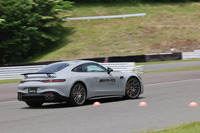 2024年11月に登場した「メルセデスAMG GT43クーペ」。2リッター直4ターボエンジンを搭載したGTクーペのエントリーモデルで、トレッド幅や前後フェンダーの幅が抑えられたナローボディーの採用も特徴となる。