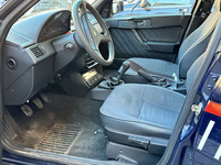 シート下のフック状の金属は、自動小銃用のラック。