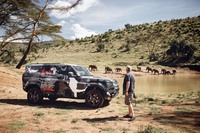 カムフラージュ塗装が施された新型「ディフェンダー」。傍らに立つのはフォトグラファーのデイビット・ヤーロー氏。