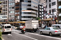 国内における2017年の交通事故死者数は3694人。最も多かった1970年からは1万3000人ほど減少しているが……。(※写真はイメージ)