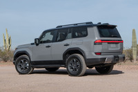 ボディーオンフレームという基本構造は先代モデルと同じだが、新型は「ランドクルーザー“300”」が初出のGA-Fプラットフォームを採用している。