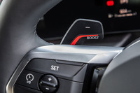 ダウン側のパドルを長引きすると「スポーツブースト」が起動。アクセルの開度85度以上で最大10秒間にわたりパワーが上乗せされる。オーバーブーストの作動中は、メーター中央に残り時間がカウントダウン表示される。