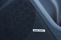 大小計10個のスピーカーからなるharman/kardonのサウンドシステムを標準で装備。フロントシートの下に432W相当のクラスD高効率DSPアンプを配置している。
