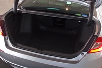 トランクの容量573リッターで、リアシートを倒して積載量を増やせるほか、スキーホールも備わる。