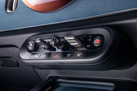 丸型ディスプレイの下に配置された「スイッチセンター」。システムのON/OFFスイッチやトグルスイッチ形状のATセレクターのほか、オーディオやハザードランプスイッチなど、運転中に使用頻度の高い物理スイッチが集約されている。