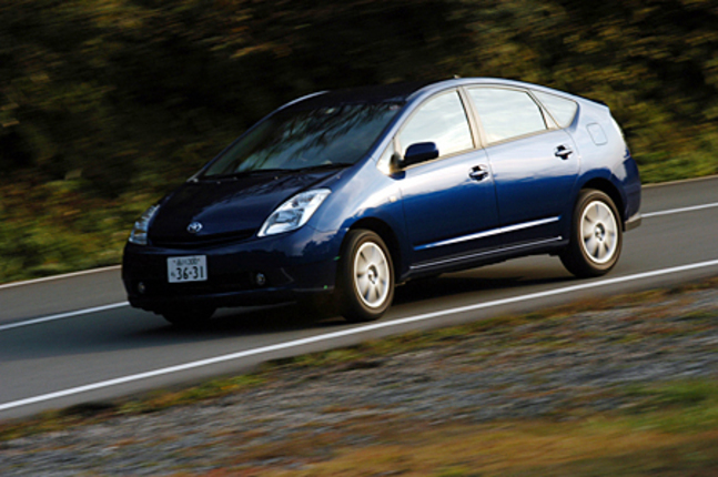 【スペック】全長×全幅×全高=4445×1725×1490mm/ホイールベース=2700mm/車重=1300kg/駆動方式=FF/1.5リッター直4DOHC16バルブ(77ps/5000rpm、11.7kgm/4200rpm)+交流同期電動機(68ps/1200-1540rpm、40.8kgm/0-1200rpm)/車両本体価格=257.0万円(テスト車=292.1万円)