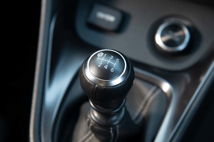 トランスミッションは6段MT。発進時に自動でエンジン回転を少し上げてくれるほか、コンソールの「iMT」ボタンを押すとシフトダウン時に自動で回転を合わせてくれる。
