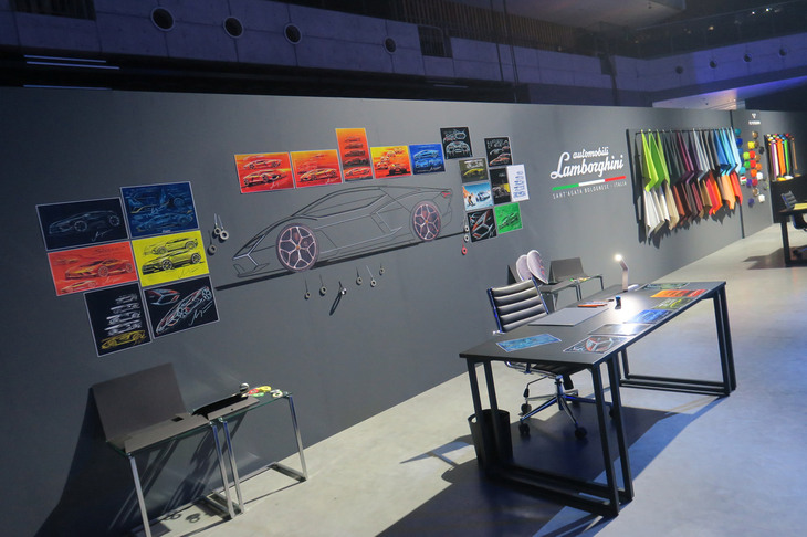 「ランボルギーニ・レヴエルト」発表会の会場より、各種展示エリアの様子。