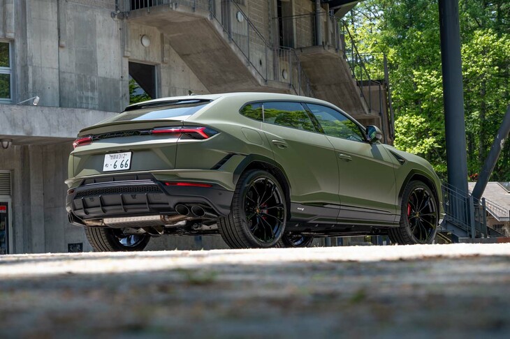 今回の試乗車のボディーカラーはマットなモスグリーンの「ヴェルデ・トゥルビーネ」。自衛隊の車両のような迫力が漂う。