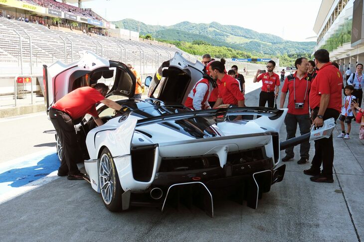 走行を終えた「フェラーリFXX K EVO」がピットに戻ると、早速メカニックがクルマの状態をチェック。「XXプログラム」では多数のメカニックが参加者のマシンに充てられており、まさに至れり尽くせりの状態でスポーツ走行を楽しむことができる。