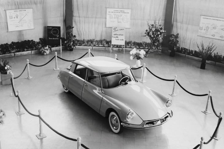 各種機能の解説パネルとともに展示される「シトロエンDS」。同車には可変式のサスペンションやパワーステアリング、セミオートマチックトランスミッション、ブレーキブースターのすべてをひとつの油圧系統で制御する、革新的な油圧システムが搭載されていた。