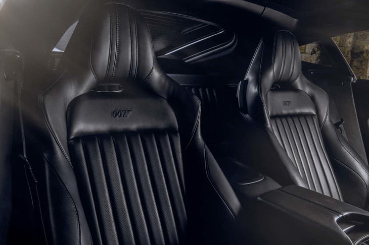 往年の「アストンマーティンV8」のものを模した、「ヴァンテージ007エディション」のシート。