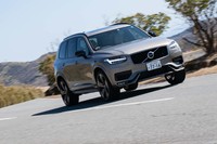 パワーユニットは「D5」と呼ばれる最高出力235PS、最大トルク480N・mの2リッター直4ディーゼルターボエンジン。D5とスポーティーな内外装の「R-DESIGN」との組み合わせは「XC90」では初だという。